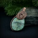 Wisiorek ze szmaragdem - ręcznie wykonany wire wrapping z miedzianego drutu