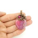 Wisiorek wire wrapping z różowym agatem - miedziana oprawa oksydowana 