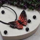 Wisiorek Motyl w odcieniach czerni i czerwieni