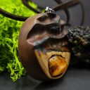 Wisiorek z naturalnego drewna brzozy, z bursztynem - rzeźbiony, inspiracja falami morza, dla niej