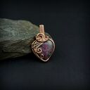 Zoisyt z rubinem wisiorek wire wrapping - serce z oksydowanej miedzi