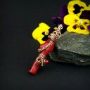 Wisiorek z koralem w miedzianej oprawie - ręczne wire wrapping