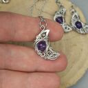 Wisiorek księżyc fioletowy ametyst - lunula wire wrapping ze stali chirurgicznej