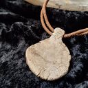 Ceramiczny wisior amulet - Runa Berkano (Wzrost i Nowe Początki) z koralikami