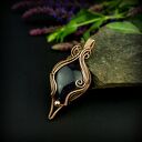 Wisiorek z Nocą Kairu - miedziany wire wrapping w kształcie serca