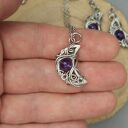 Wisiorek księżyc fioletowy ametyst - lunula wire wrapping ze stali chirurgicznej