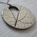 Ceramiczny wisiorek z odciskiem liścia