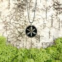 Czarny szklany medalion koło z kwiatu zielistki - wisiorek Tiffany handmade