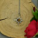 Mały wisiorek Róża Wiatrów z tygrysim okiem - wire wrapping