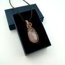 Wisiorek z różowym kwarcem w technice wire wrapping - miedziany handmade