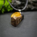 Wisiorek "Bursztynowy pazur" -żywioł ognia i bursztynowego światła, biżuteria z drewna, na święta