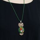 Ręcznie haftowany wisior Zielona Sowa - biżuteria boho na filcu