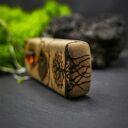 Wisiorek z naturalnego drewna orzecha i bursztyn - ręcznie rzeźbiony, wzory wypalane w drewnie