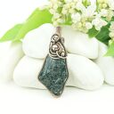 Miedziany wisiorek z turmalinem w technice wire wrapping