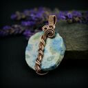 Niebieski koral fossil - wisiorek wire wrapping z miedzianym drutem