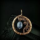 Akwamarynowy wisiorek wire wrapping z oksydowanej miedzi i hematytami