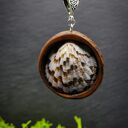 Wisiorek „Muszla morska” z brzozy - pirografia i naturalna muszla