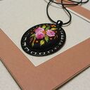 Ręcznie haftowany wisior DLA IWONY