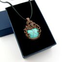 Wisiorek z howlitem turkusowym - wire wrapping z oksydowanej miedzi
