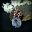 Wisiorek z larvikitem w wire wrapping - miedziany z hematytami