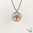 Szklany medalion koło z kwiatem piętaka (białawy) - wisiorek Tiffany handmade