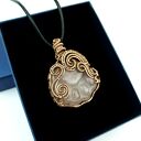 Wisiorek z różowym kwarcem w kształcie łapki - wire wrapping z oksydowanej miedzi