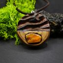 Wisiorek z naturalnego drewna brzozy, z bursztynem - rzeźbiony, inspiracja falami morza, dla niej