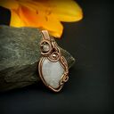Wisiorek z różowym kwarcem w technice wire wrapping