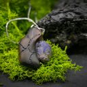 Szafir naturalny - wisiorek z szafirem, z drewna orzecha, pirografia, wyjątkowy prezent