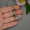 Breloczek księżyc z tygrysim okiem w technice wire wrapping