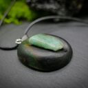 Szmaragd naturalny - wisiorek z drewna brzozy, pirografia (handmade)