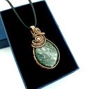 Ręcznie robiony wisiorek ze szmaragdem w miedzi (wire wrapping)