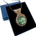 Wisiorek ze szmaragdem - duży wisior wire wrapping z miedzi i hematytem