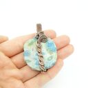 Niebieski koral fossil - wisiorek wire wrapping z miedzianym drutem