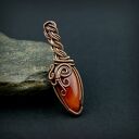 Ręcznie robiony wisiorek z karneolem w wire wrapping