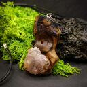 Ręcznie robiony wisiorek z naturalnego drewna, pirografią i kwarcem różowym