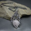 Ręcznie robiony wisior z kwarcem różowym „Nereb” - oksydowane srebro i wire wrapping