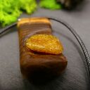 Wisiorek z bursztynem „Dotyk Ognia” - pirografia, akacja i naturalny amber
