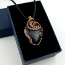 Wisiorek z nocą kairu - miedziany wire wrapping, serce i złoty hematyt