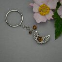 Breloczek księżyc z tygrysim okiem w technice wire wrapping