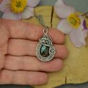 Ręcznie robiony wisiorek z labradorytem w technice wire wrapping
