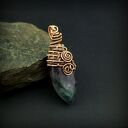 Fluorytowy wisiorek w technice wire wrapping