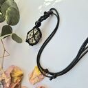 Wisior z pirytem długość regulowane, Piryt pomaga w przyciąganiu pozytywnej energii oraz stymulacji e