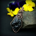Miedziany wisiorek z turmalinem w technice wire wrapping