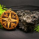 Ręcznie robiony wisiorek „Róża wiatrów” z drewna - pirografia, prezent dla podróżników