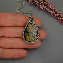 Wisiorek z labradorytem w wire wrapping ze stali chirurgicznej - prezent dla niej