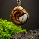 Wisiorek z agatem „Agat Koronny” z drewna octowca - amulet z pirografią