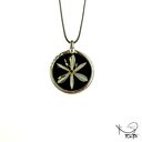 Czarny szklany medalion koło z kwiatu zielistki - wisiorek Tiffany handmade