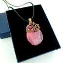 Wisiorek wire wrapping z różowym agatem - miedziana oprawa oksydowana 