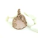 Wisiorek z różowym kwarcem w kształcie łapki - wire wrapping z oksydowanej miedzi
